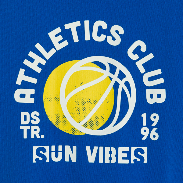 تيشيرت بأكمام قصيرة بمظهر رياضي، أحمر اللون للأولاد